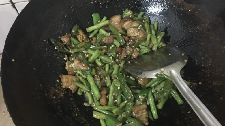 秋葵豆角炒肉,炒个几分种按自己的炒法把握好火候，放入一点酱油炒会，加点水把菜炒一会水开了就可以了