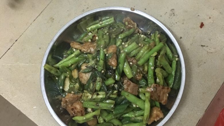 秋葵豆角炒肉,上碟完成