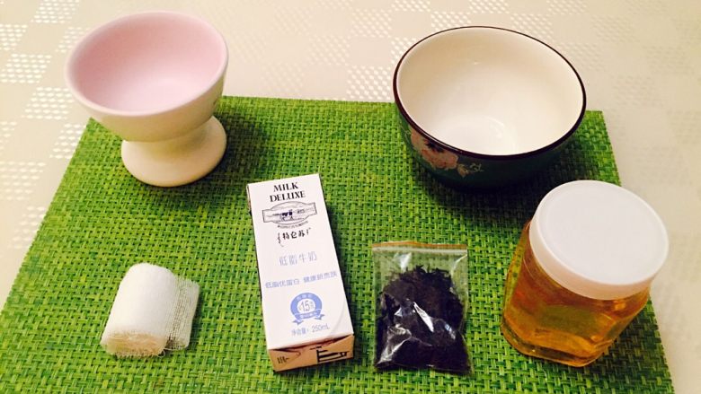 超简单奶茶，纯纯的爱。,材料大合集！（准备的俩碗并无用处……）