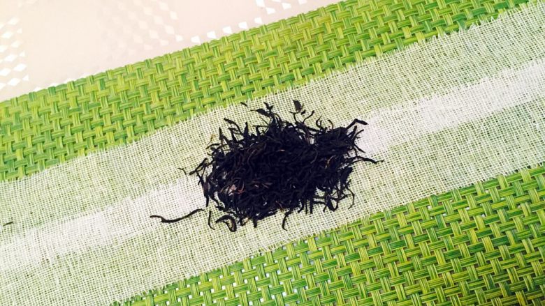 超简单奶茶，纯纯的爱。,将<a style='color:red;display:inline-block;' href='/shicai/ 914'>红茶</a>（ps：我用的是种山小种，茶香决定奶茶最终味道）用干净的纱布包起。