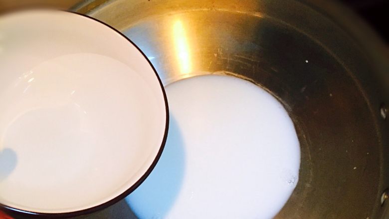 超简单奶茶，纯纯的爱。,将牛奶和水按照1:1的比例倒入锅里