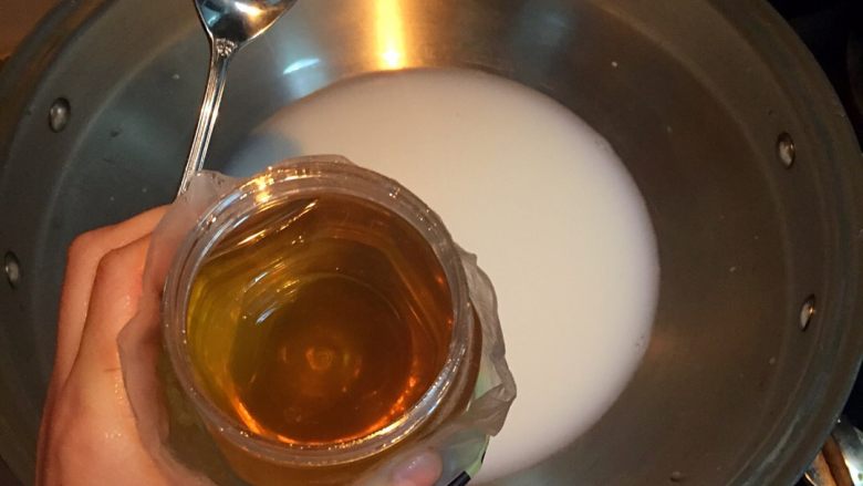 超简单奶茶，纯纯的爱。,两勺<a style='color:red;display:inline-block;' href='/shicai/ 865'>蜂蜜</a>倒入锅里（两勺即可，如喜欢甜者可多加）