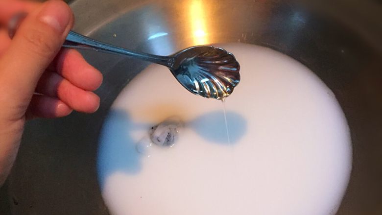 超简单奶茶，纯纯的爱。,茶包放入锅里，搅拌均匀。
开火煮沸腾，然后转小火煮一会。