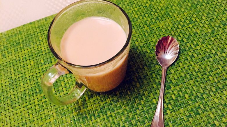 超简单奶茶，纯纯的爱。,哦了，一杯又香又甜的奶茶可以慢慢品味了。