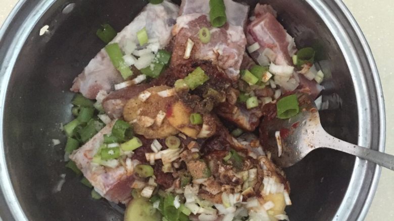 粉蒸排骨,腌制：排骨中放入葱段、姜片、适量盐、料酒、白胡椒粉、五香粉、白糖、生抽、老抽，然后倒入炒好的豆瓣酱拌匀，腌制1-2小时。