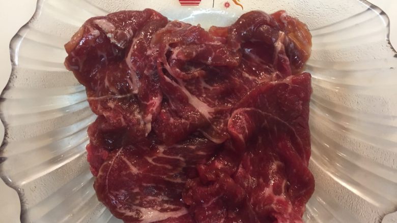 肥牛饭团,<a style='color:red;display:inline-block;' href='/shicai/ 226'>肥牛</a>肉用酱油，料理酒、糖腌制一小时以上。我喜欢的调味比例是：酱油2大勺、酒半勺，糖半勺