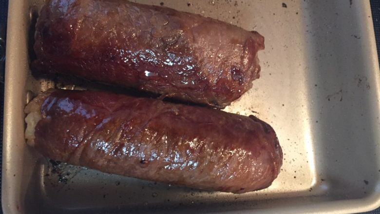 肥牛饭团,卷成的肉卷煎一下，油的比例：沙拉油2、香油1