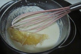 爆红的甜品---盆栽芝士蛋糕,完全融化后将挤干水分的吉利丁片放入里面, 不停的搅拌直至完全融化;
