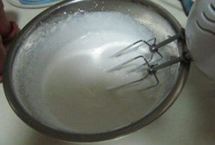 爆红的甜品---盆栽芝士蛋糕,动物性奶油打发到七、八分, 半凝固状态;