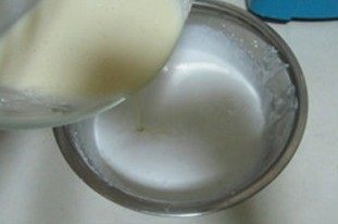 爆红的甜品---盆栽芝士蛋糕,将奶油奶酪的混合液倒入打发的奶油中, 搅拌均匀备用;
