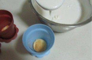 爆红的甜品---盆栽芝士蛋糕,将蛋糕片垫入盆栽盆中,再倒入些混合液,再垫入蛋糕片, 再铺上奶酪液,直至到花盆口;