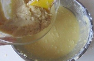 重口味来袭----榴莲芝士蛋糕,倒入搅拌成泥的榴莲,搅拌均匀;