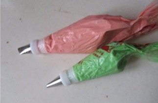 重口味来袭----榴莲芝士蛋糕,将奶油糖霜分别加入色素调成所需要的颜色放入挤花袋中;