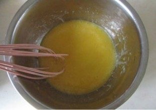 体会不一样的口感----绿茶蛋糕面包,将蛋黄混合液搅拌均匀;