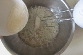 体会不一样的口感----绿茶蛋糕面包,将蛋清打起搅拌后加入另外60克糖的三分之一; .继续打发蛋清, 分次加入另外糖的三分之一;