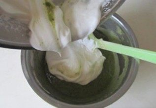 体会不一样的口感----绿茶蛋糕面包,将打发好的蛋清的三分之一倒入混合好的蛋黄液中,将它们搅拌均匀;