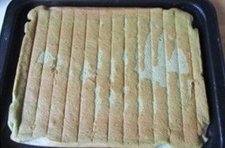 体会不一样的口感----绿茶蛋糕面包,烤好后拿出来倒扣,稍凉后揭去烘烤布;