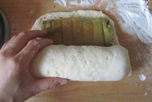 体会不一样的口感----绿茶蛋糕面包,将它们卷起来;