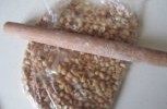 香酥可口的下午茶点---花生派,熟花生用放入保鲜袋中擀成小粒;