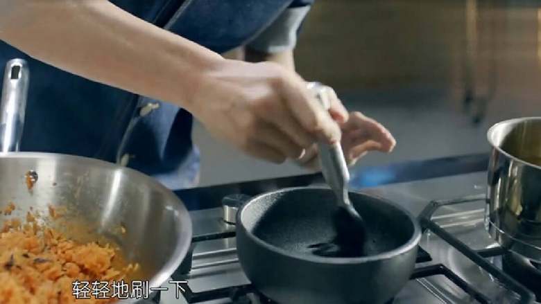 韩国石锅拌饭,取一只石锅,在锅底刷上一层油,然后倒入炒过的米饭,放在燃气灶上烧5分钟。也可以用小号的砂锅,还是比较容易买到的,平时用来做石锅拌饭,或者煮个砂锅菜都很方便。