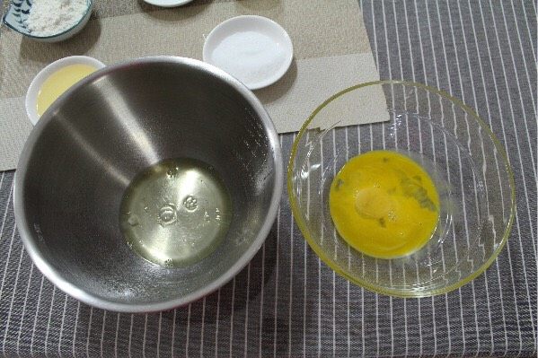 水果蛋糕盒子,
给蛋黄和蛋白分家
我使用的简单粗暴的分离法,
<a style='color:red;display:inline-block;' href='/shicai/ 9'>鸡蛋</a>一磕为二,
左右来回倒蛋黄,撇清蛋清,
蛋黄入住玻璃屋,蛋清入住金属房。
蛋清又傲娇又洁癖,金属屋必须保证无油无水,
还有,与他同居了无数个日夜的蛋黄也丝毫不能有。
(建议刚入烘焙大坑的去马云爸爸那求助<a style='color:red;display:inline-block;' href='/shicai/ 9'>鸡蛋</a>分离器)