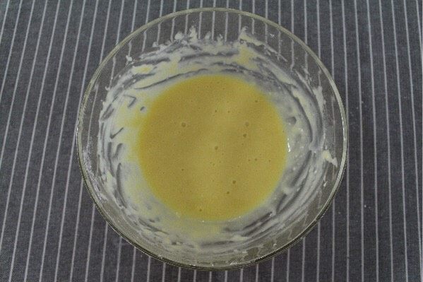 水果蛋糕盒子,呈现出浓稠且自带光泽的面糊