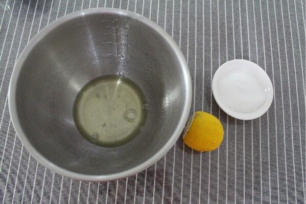 水果蛋糕盒子,开始打发蛋白,这货是有多傲娇呢?
就是打发时,加入糖也要分3次慢慢加入
起大泡时一次,细腻光滑时一次,看自己心情再一次
(第一次加糖时顺便挤点呆檬汁给蛋清去去腥)
对了,记得烤箱可以开始预热啦~