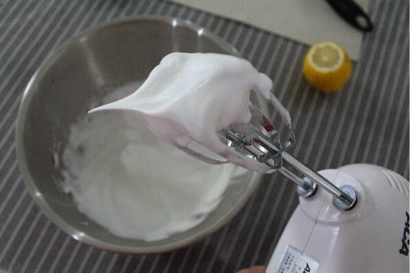 水果蛋糕盒子,电动打蛋器开到中档
打发到湿性发泡即可
是不是要问什么是湿性发泡呐?
喏!如下图,
提起打蛋器,形成大弯钩或者叫鹰嘴状
至于原理,我就不赘述啦,
自行百度下啊,么么哒
