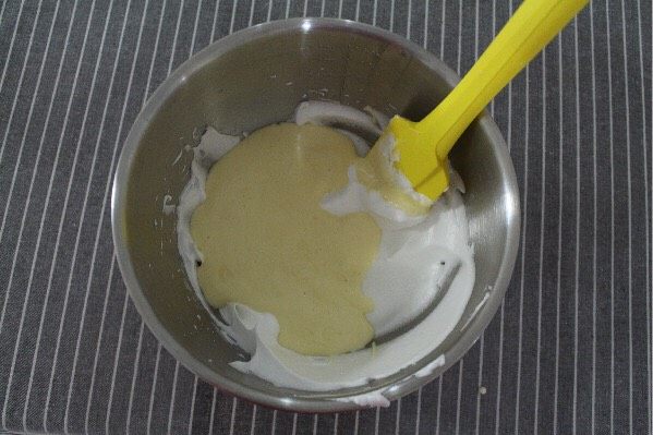 水果蛋糕盒子,即使打发好的蛋白变得柔软轻盈,
却也是娇气依然,
先舀三分之一的蛋白与蛋黄糊混合
运用谨慎的手法
那就是
翻拌!翻拌!(怎么拌?往下看)
使它们融合