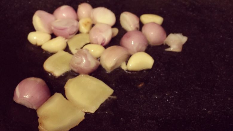 栗子三黄鸡煲,热锅放油,把红葱头、蒜子、姜片八角下锅爆香