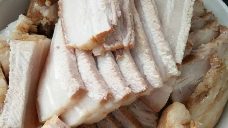 腐乳五花肉,用刀切成5毫米厚的肉片。
