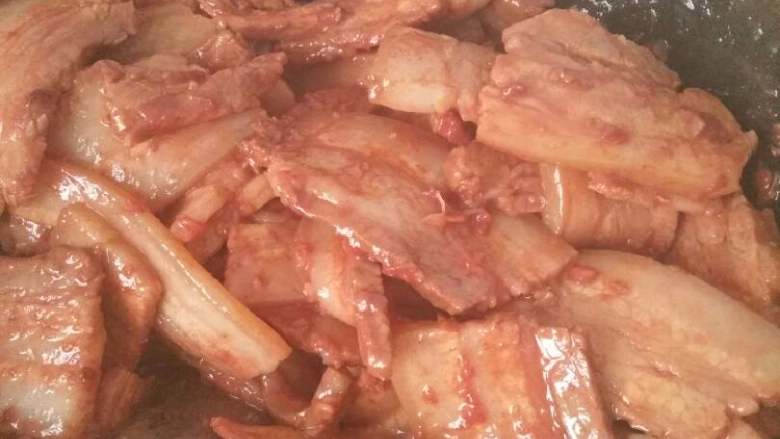 腐乳五花肉,把炒锅用姜片擦一下,据说不会糊锅加小磨香油少许,待油烧热,放入肉片,不停地翻炒至出油。把腐乳酱加入,继续翻炒,待全部上色后关火。