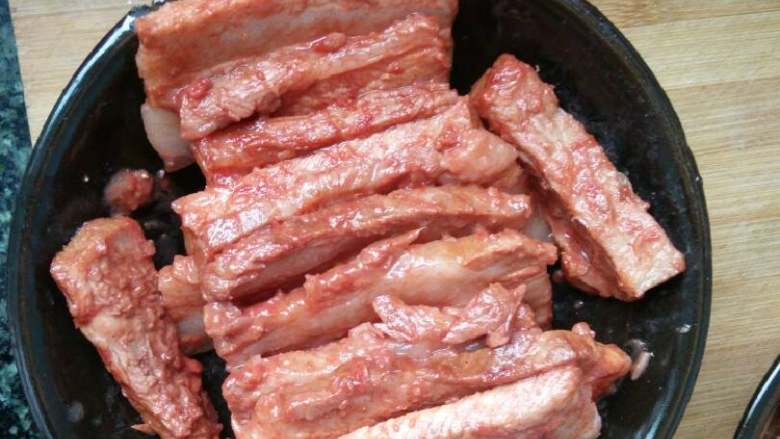 腐乳五花肉,把肉片摆在碗里。