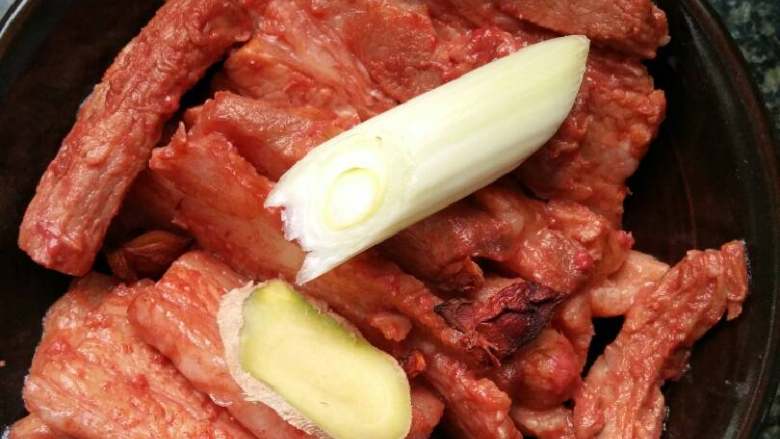 腐乳五花肉,放葱段,八角两瓣,姜片。上屉小火蒸一个小时。