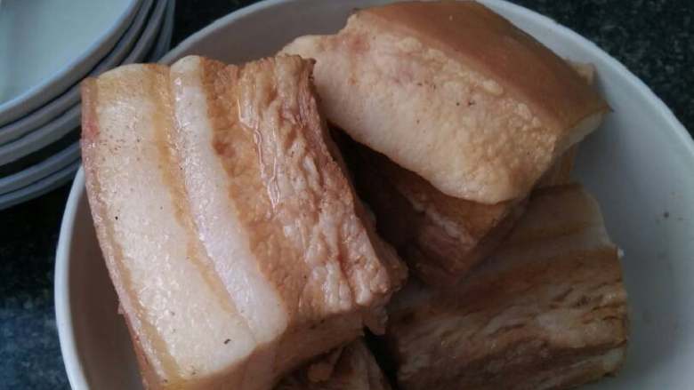 腐乳五花肉,五花肉切10厘米左右的大块,洗净加水,去掉浮沫。放盐,葱姜蒜炖肉料,加点酱油,白酒少许。小火炖,拿筷子扎猪皮,能扎进去,脆脆的感觉就好,一般25分钟左右。关火,捞出!