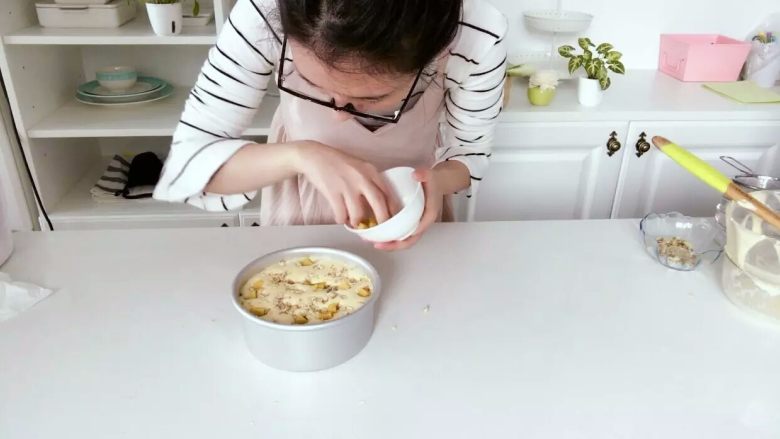 宝宝辅食:栗子红薯海绵蛋糕—加强版“海绵宝宝”来啦!12M+,最后撒一层栗子肉和红薯丁。