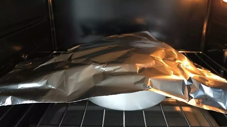 宝宝辅食:栗子红薯海绵蛋糕—加强版“海绵宝宝”来啦!12M+,烤的过程中,海绵蛋糕会慢慢长高,如果表面开裂了或上色很重,可以加盖一层铝箔纸,或采用先低温后高温的方法。