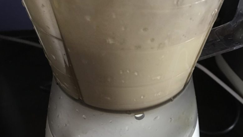 蔬果糊-35,一半放入打糊機,加入200ml大約40度左右的溫水,打糊約2分鐘