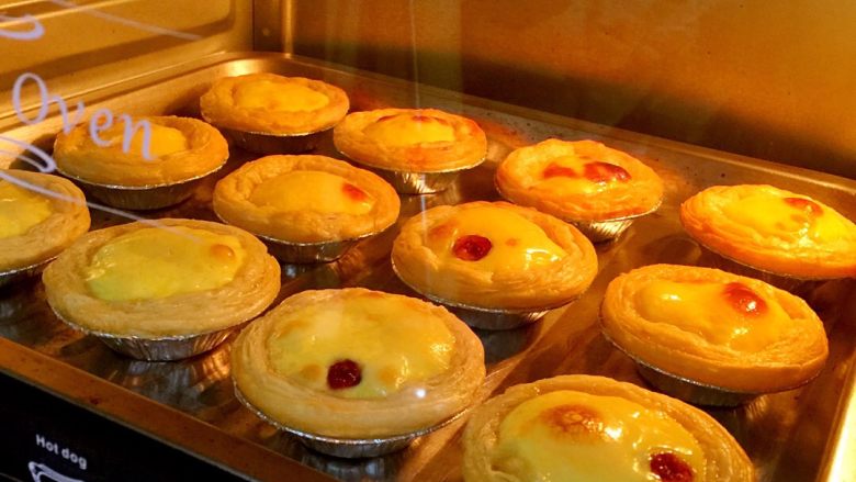 蛋挞,烤箱200度预热，烤20分！注：每个烤箱性质不同，温度也不一，要根据自己家的烤箱实际温度！时间只能参考！