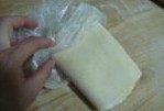 人见人爱的香甜"南瓜椰蓉派" ,再放入保鲜袋中,接着放入在冰箱中半个小时;再拿出,同样的方法重复三次;