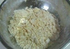 口感不俗的“黄金豆沙一口酥”,用塑料切片将它们均匀的混合;