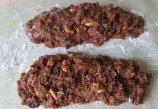 咖啡好搭档--意式葡萄干杏仁脆饼,将面团分成两份,放在烤布上;
