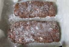 咖啡好搭档--意式葡萄干杏仁脆饼,撒少许低筋面粉当手粉以防粘黏,整成扁圆长条形;放入预热好180度烤箱,中下层,烤约40分钟,先烤至八分熟;