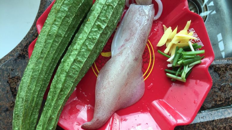 丝瓜炒鲜尤,首先将<a style='color:red;display:inline-block;' href='/shicai/ 57'>丝瓜</a>及鱿鱼洗干净砌成段，再将鱿鱼用开水灼一下捞起备用。