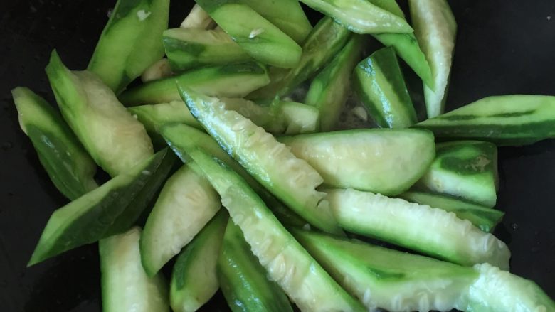 丝瓜炒鲜尤,再起油锅放入蒜米爆香放入丝瓜炒一炒，加盐调味再炒至差不多熟，最后倒入炒的鱿鱼和丝瓜一起炒一下上碟即可。