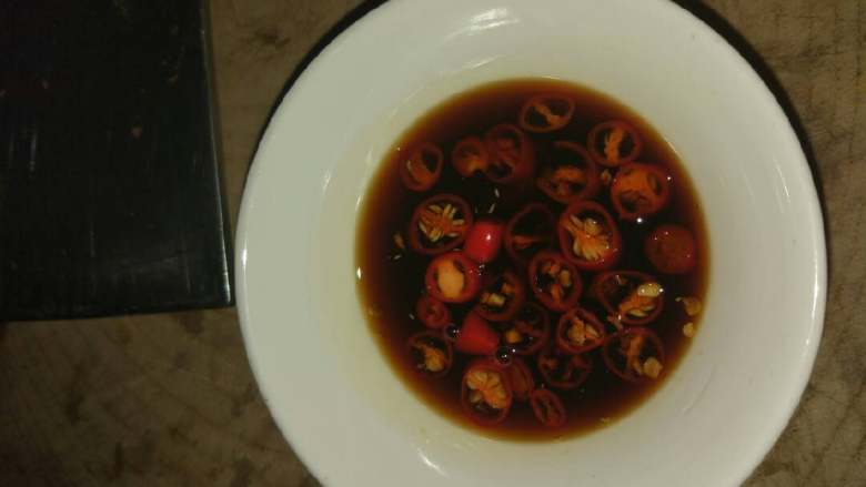 泉水牛肉,把辣鲜露，美极鲜，<a style='color:red;display:inline-block;' href='/shicai/ 135044'>海鲜酱油</a>和小米辣放一起