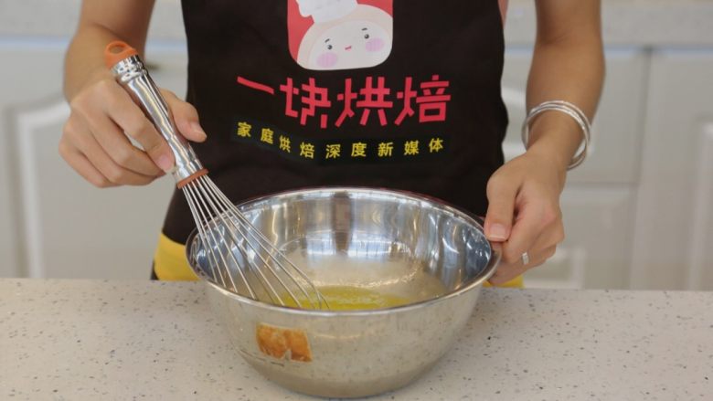 日式棉花蛋糕卷,2.将四个鸡蛋蛋清蛋黄分离,打散四个蛋黄加一个全蛋,搅拌均匀
