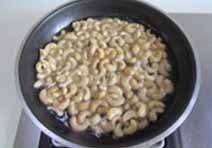 自制健康小零食--芝麻腰果,翻炒腰果微微发黄;