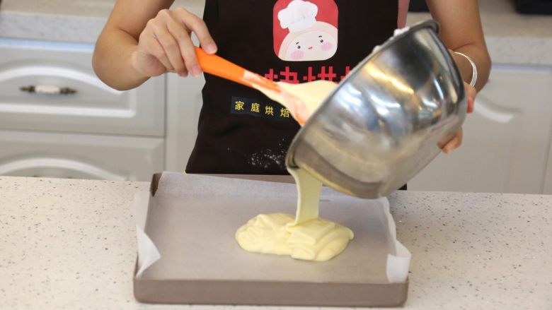日式棉花蛋糕卷,11.将面糊倒入铺了油纸的烤盘中