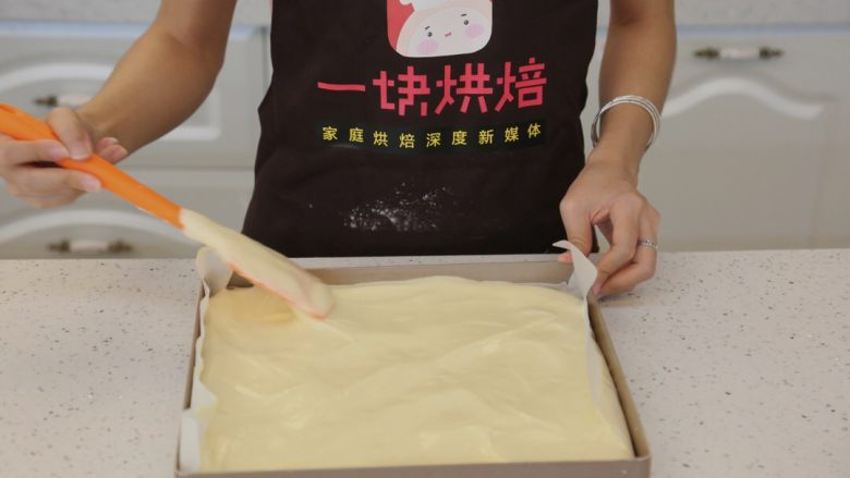 日式棉花蛋糕卷,12.用刮刀将表面弄平整,震几下模